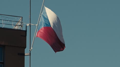 Tschechische-Nationalflagge-Im-Wind-In-Zeitlupe-Unter-Blauem-Himmel