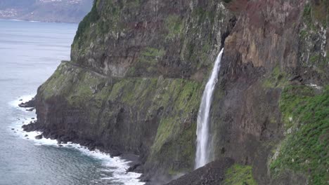 Ehrfürchtiger-Großer-Wasserfall,-Der-Von-Einer-Klippe-In-Den-Ozean-Fällt