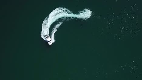 Vogelperspektive-Eines-Schnellboots,-Das-Im-Kreis-Fährt-Und-Einen-Schönen-Runden-Weg-Im-Meer-Macht