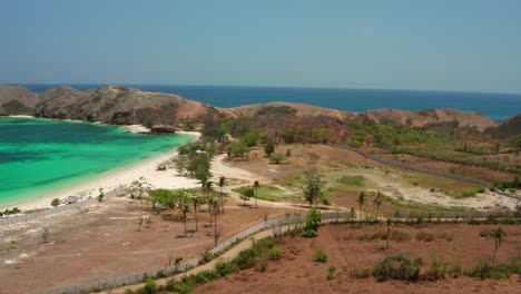 La-Playa-De-Arena-Blanca-De-Tanjung-Aan-En-Lombok,-Indonesia-Durante-Un-Día-Soleado