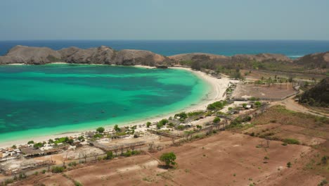 Der-Weiße-Sandstrand-Von-Tanjung-Aan-In-Lombok,-Indonesien-An-Einem-Sonnigen-Tag