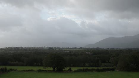 Naturzeitraffer-Einer-Wolkigen-Irischen-Landschaft-Mit-Hügeln-Und-Grünen-Feldern