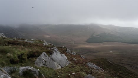 Time-Lapse-of-moody-scenery-on-mountain-top-of-irish-landscape,-people-passing