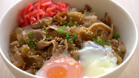 rice-topped-with-slice-pork-and-onsen-egg---japanese-food