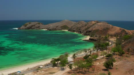 Der-Weiße-Sandstrand-Von-Tanjung-Aan-In-Lombok,-Indonesien-An-Einem-Sonnigen-Tag