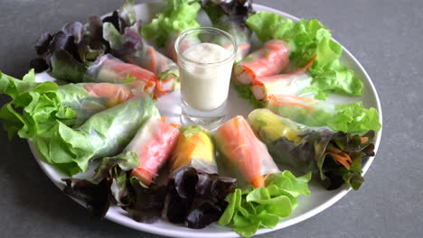 Frühlingsrolle-Mit-Frischen-Gemüsenudeln,-Diätkost,-Sauberes-Essen,-Salat
