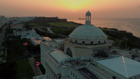 Blick-Auf-Den-Sonnenuntergang-Von-Old-San-Juan-Und-Der-Landeshauptstadt-Von-Puerto-Rico