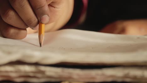 Beim-Schreiben-Auf-Einem-Notizbuch-Einen-Bleistift-Brechen