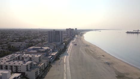 Schöne-Luftaufnahme-Eines-Florida-strandes-Während-Des-Sonnenuntergangs