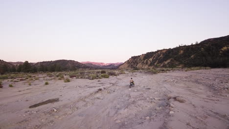 Un-Hombre-Está-Montando-En-Una-Motocicleta-En-California