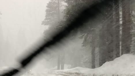 Fahrt-Durch-Einen-Gefährlichen-Winterschneesturm-In-Den-Bergen-Der-Sierra-Nevada