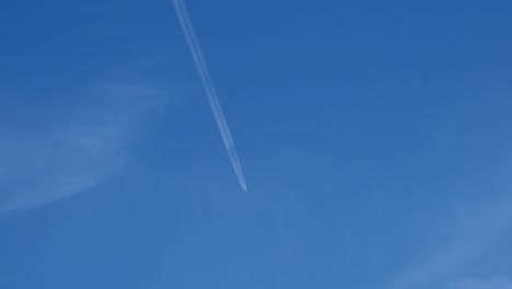 4k-Flugzeug-Jetstream-Auf-Einem-Klaren,-Blauen-Himmelshintergrund
