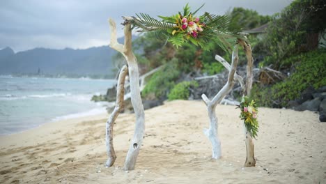 Sanfter-Schwenk-In-Zeitlupe-Von-Einem-Wunderschönen-Verlobungsbogen,-Der-An-Einem-Sandstrand-Von-Hawaii-Gefunden-Wurde