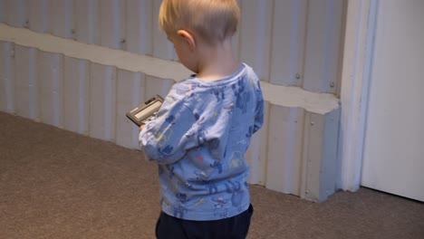 Kleines-Kind,-Das-Zum-Ersten-Mal-Einen-Taschenrechner-Benutzt