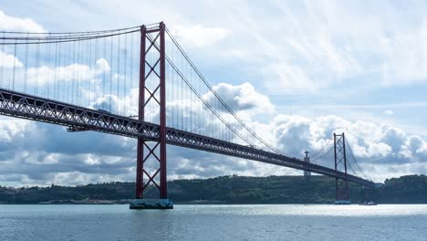 Timelapse-of-the-25th-of-April-Bridge-and-the-Tejo-river-in-Lisbon,-Portugal