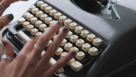 Cierre-Medio-Manos-De-Mujer-Escribiendo-En-Máquina-De-Escribir