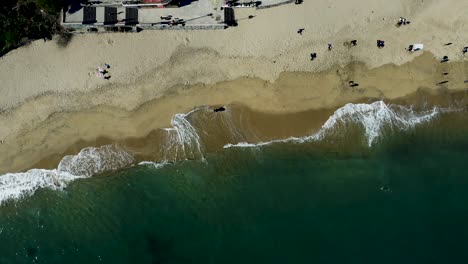 Luftaufnahmen-Vom-Strand-Von-Caleta-Abarca,-Vorbeifahrend,-Befindet-Sich-In-Vina-Del-Mar,-Chile