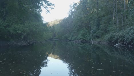 Calm-waters-of-the-Wissahickon-Creek,-leaves