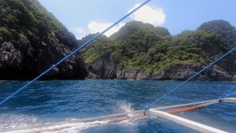 Felsige-Inseln-Mit-Grüner-Vegetation-In-Den-Philippinen,-Aufgenommen-Von-Einem-Fahrenden-Boot