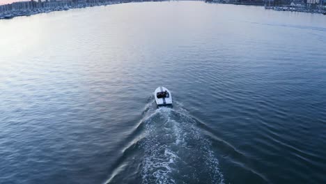Ein-Schnelles-Schnellboot-Fährt-Vor-Der-Untergehenden-Sonne-In-Dieser-Brillanten-Buchtwasserreflexion-Vorbei