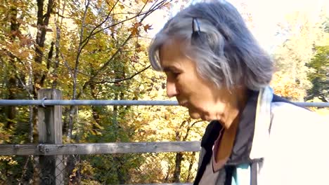 Nahaufnahme-Einer-Dame,-Die-Im-Herbst-In-Kanada-Auf-Einer-Fußgängerbrücke-Spazieren-Geht