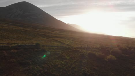 Antenne:-Sonnenschein-Auf-Dem-Croagh-Patrick-Mountain-über-Der-Irischen-Landschaft