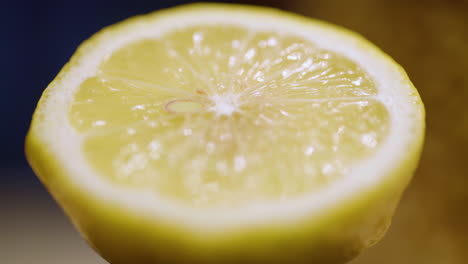 Makro-Nahaufnahme-Einer-Halben-Zitrone,-Die-Sich-Langsam-Im-Uhrzeigersinn-Dreht