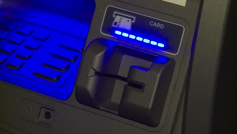 ATM-Karteneinsatz-Wartet-Auf-Karte