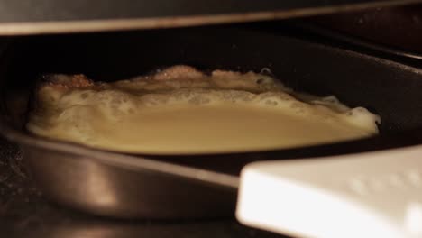 Raclette-Käse-Schmilzt-Nahaufnahme-Beim-Schmelzen-Und-Sprudeln-Im-Kochgerät