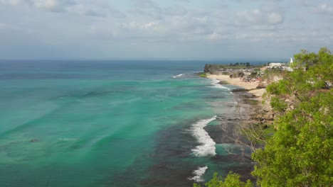 The-surfspot-Dreamland-near-Uluwatu-on-Bali