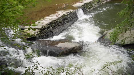 Wasserfall-Bei-überdachter-Brücke,-Thomas-Mill-Am-Wissahickon-Creek