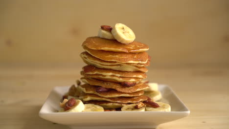 almond-and-bananas-pancake-with-honey