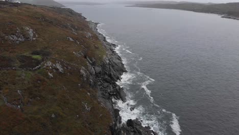 Antenne-Der-Stimmungsvollen-Irischen-Landschaft-Mit-Klippen-Der-Küste-An-Nebligen-Tagen