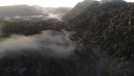 Niebla-Sobre-La-Carretera-De-Montaña.-Imágenes-De-Drones