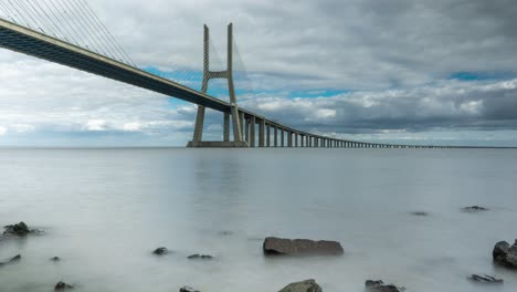 Langzeitbelichtungszeitraffer-Der-Vasco-da-Gama-Brücke-In-Lissabon,-Portugal-An-Einem-Bewölkten-Tag