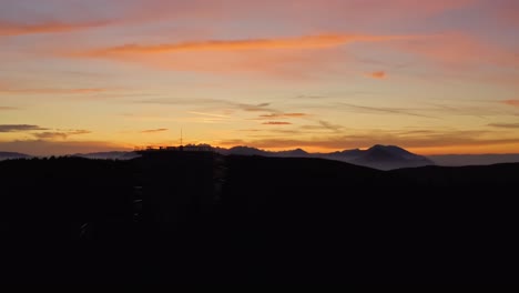 Sonnenuntergang-über-Bergen-Und-Aussichtsturm-Davor,-Rogla,-Pohorje,-Slowenien-Erholungsort