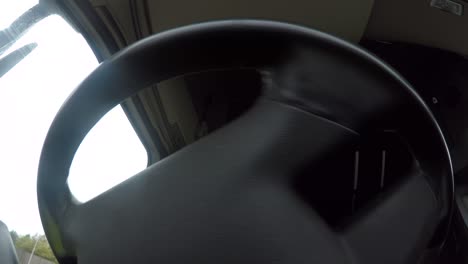 In-Cab-Action-Cam-Ansicht-Eines-Männlichen-Lkw-fahrers,-Der-Einen-Sattelzug-Um-Einen-Kreisverkehr-Manövriert