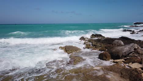 Türkisfarbenes-Wasser-Der-Karibik,-Das-über-Felsen-Entlang-Und-Inselküste-Stürzt