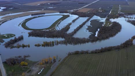 Toma-Aérea-De-La-Inundación-Del-Río-Rojo-En-Otoño-Cerca-De-Morris-Manitoba-Como-Resultado-De-Una-Extraña-Tormenta-De-Invierno