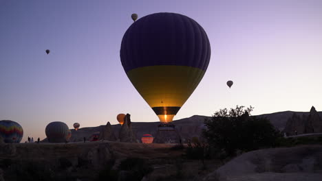 Zeitlupe-Einer-Flamme,-Die-Im-Morgengrauen-In-Kappadokien,-Türkei,-In-Einen-Aufsteigenden-Heißluftballon-Schießt