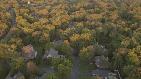 Luftstoß-über-Eine-Schöne-Nachbarschaft-Und-Bäume-Im-Mittleren-Westen-Bei-Sonnenuntergang-Im-Herbst