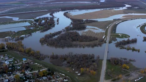 Toma-Aérea-De-La-Inundación-Del-Río-Rojo-En-Otoño-Cerca-De-Morris-Manitoba-Como-Resultado-De-Una-Extraña-Tormenta-De-Invierno