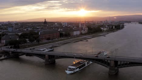 Rheinschiff-In-Mainz-Bei-Sonnenuntergang