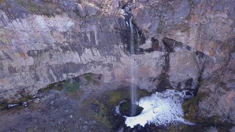 Dünner-60-m-Wasserfall-Mit-Schnee-Und-Eis-Am-Fuß