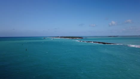 Windgetriebene-Wellen-Spülen-An-Die-Küste-Winziger-Karibischer-Inseln