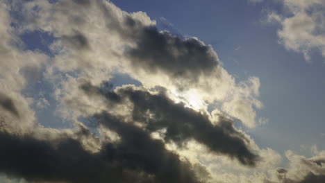Zeitraffer-Von-Niedrigen-Wolken,-Die-Die-Sonne-Verdecken,-Wenn-Das-Wetter-Wechselhaft-Ist