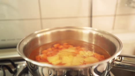 Pooring-Gehackte-Kartoffeln-In-Der-Kochenden-Pfanne