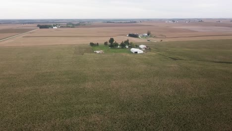 Luftdrohnenansicht-Im-Ländlichen-Iowa-Mit-Blick-Auf-Maisfelder-Und-Farmen-Mit-Scheunen-Und-Silos