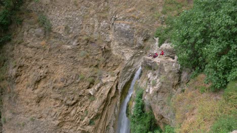 Neigungsaufnahme-Eines-Wasserfalls-In-Den-Bergen,-Neben-Dem-Kletterer-Trainieren