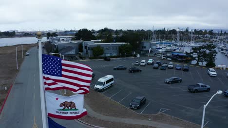 Las-Banderas-Americanas-Lentamente-En-La-Brisa-Mientras-Los-Barcos-Se-Sientan-En-Los-Muelles
